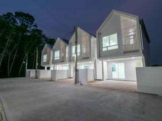 À vendre 3 chambres maison de ville à Klaeng, Rayong