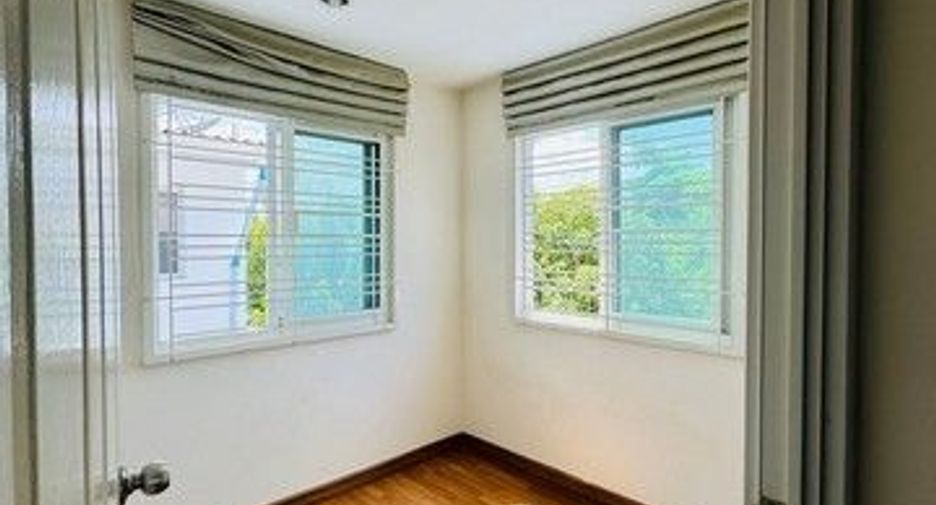 Casa adosada en venta de 3 habitaciones en Khlong Sam Wa, Bangkok