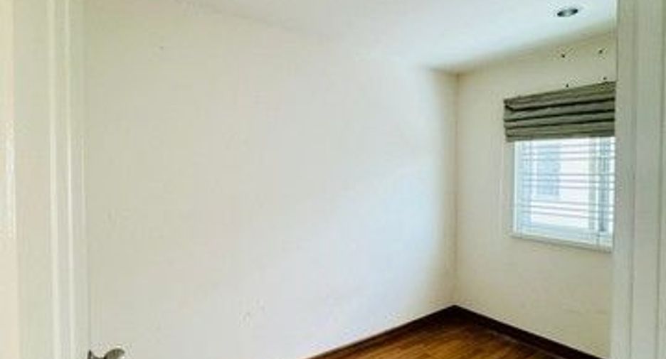 Casa adosada en venta de 3 habitaciones en Khlong Sam Wa, Bangkok