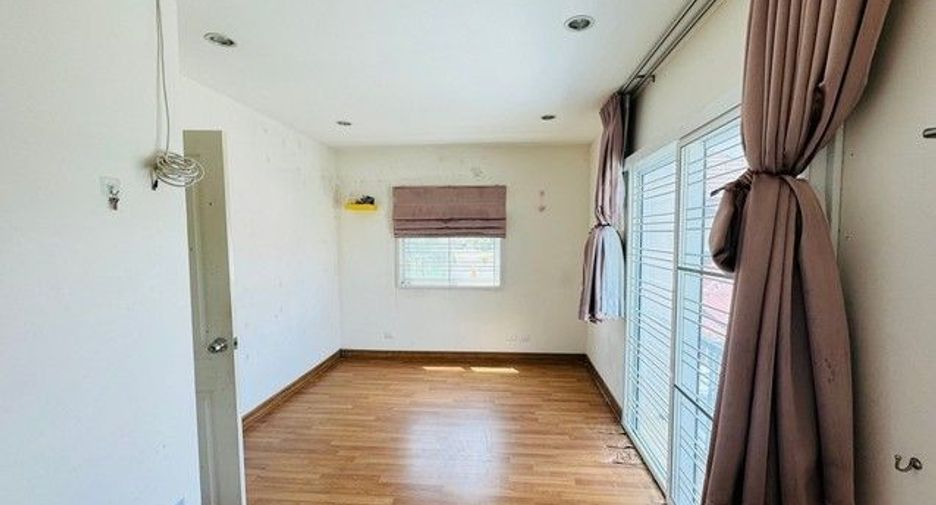 Casa adosada en venta de 3 habitaciones en Khlong Sam Wa, Bangkok