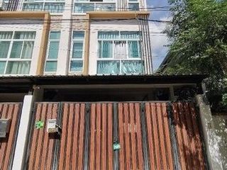 Reihenhaus zum Kauf mit 4 Zimmer in Huai Khwang, Bangkok