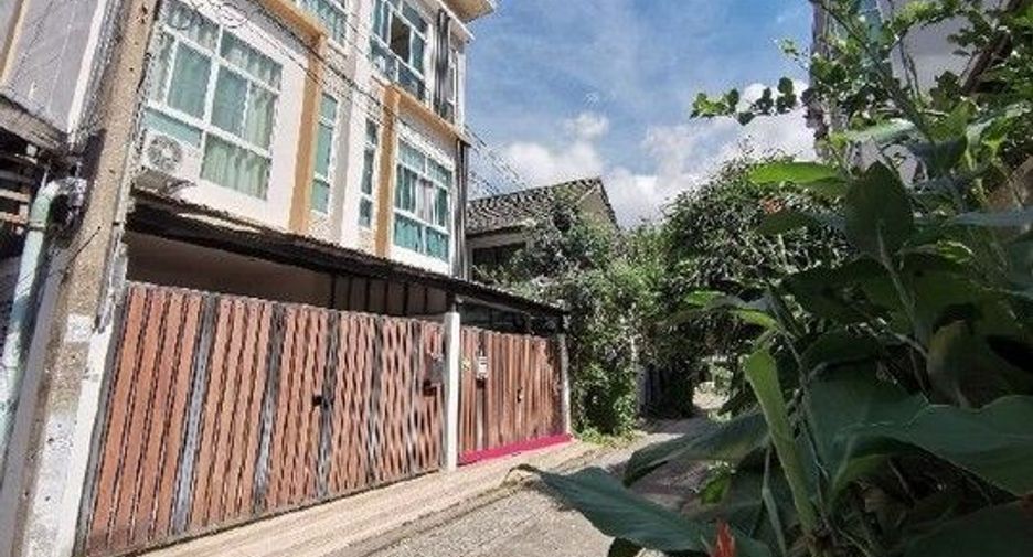 Reihenhaus zum Kauf mit 4 Zimmer in Huai Khwang, Bangkok