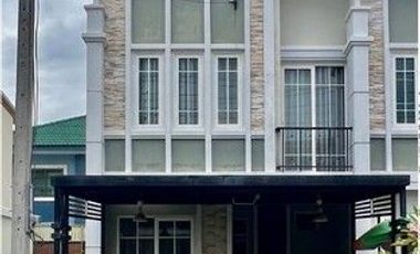 Casa adosada en venta de 3 habitaciones en Bang Khen, Bangkok