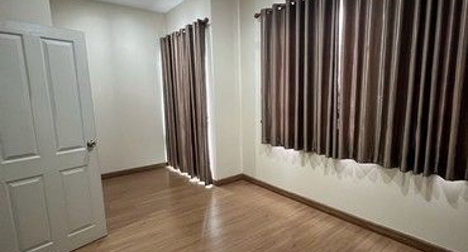 Casa adosada en venta de 3 habitaciones en Bang Khen, Bangkok