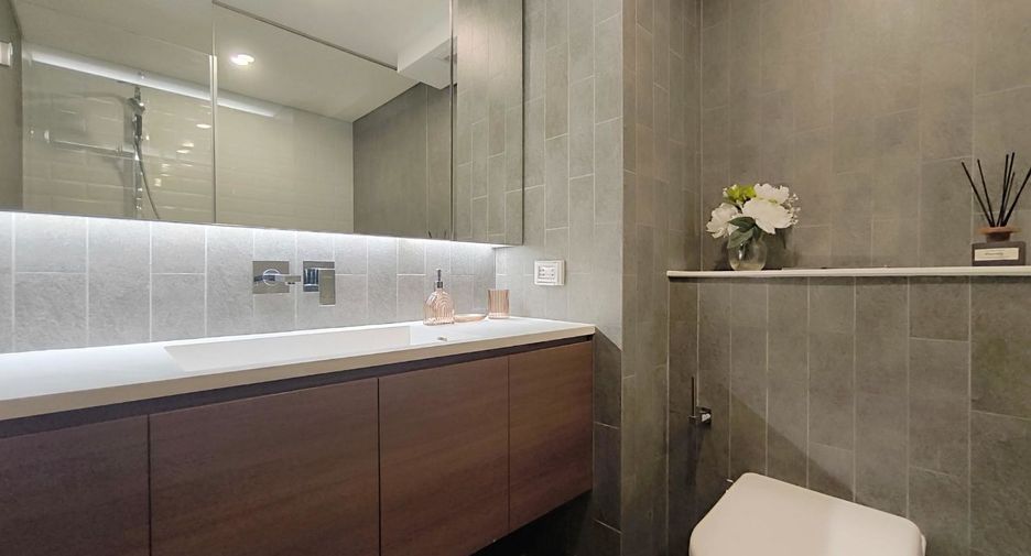 For rent 2 bedrooms condo in Huai Khwang, Bangkok