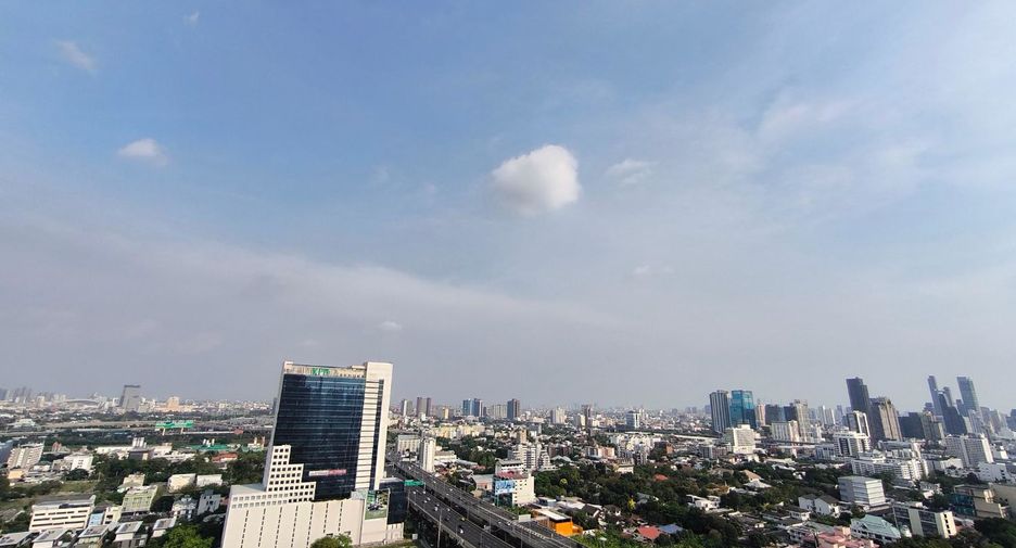 For rent 2 bedrooms condo in Huai Khwang, Bangkok