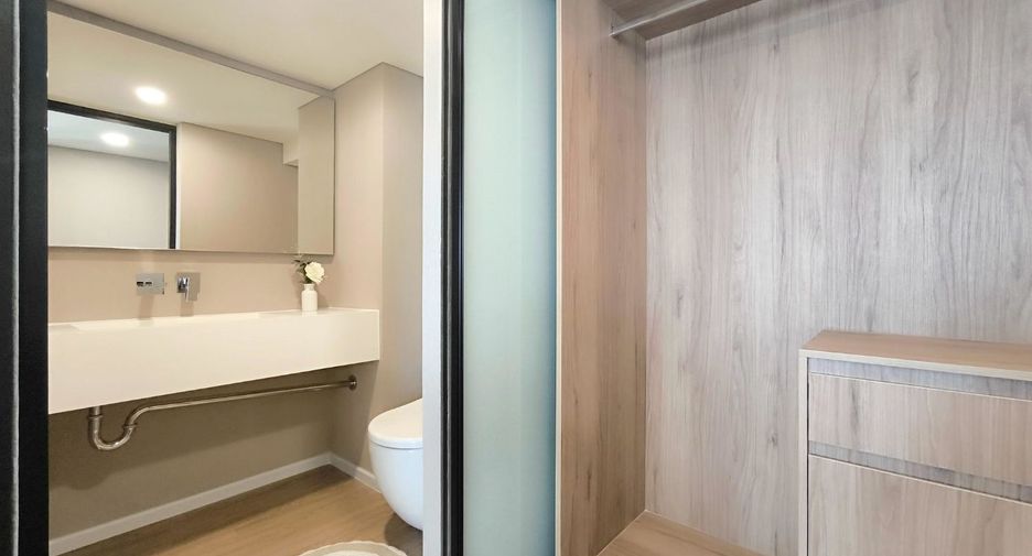 For rent 2 bedrooms condo in Huai Khwang, Bangkok