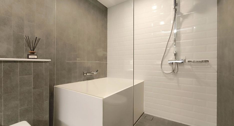 For rent 2 bedrooms condo in Huai Khwang, Bangkok