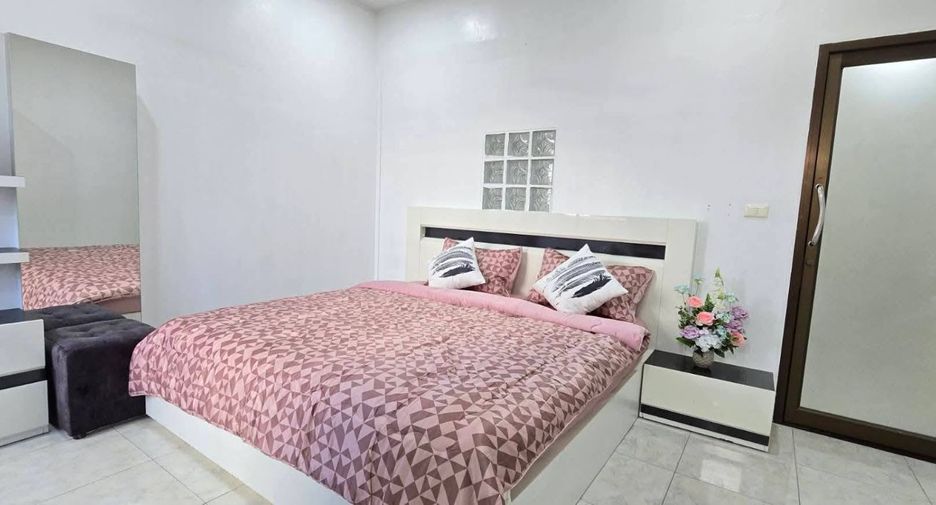 Casa adosada en alquiler de 4 habitaciones en Bang Lamung, Chonburi