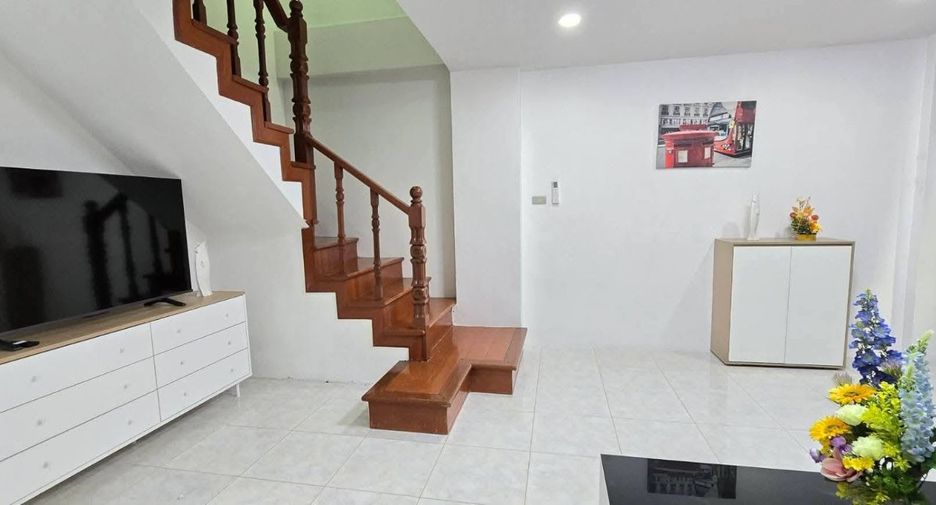 Casa adosada en alquiler de 4 habitaciones en Bang Lamung, Chonburi