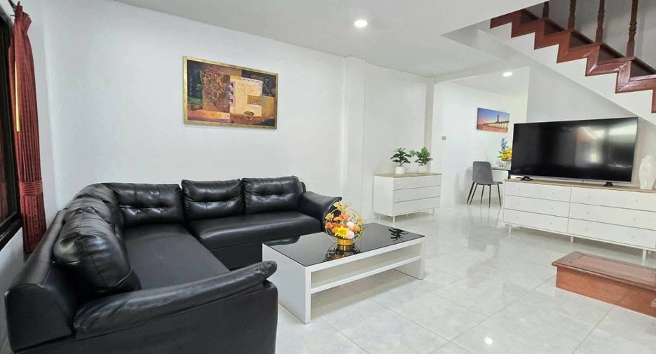 Casa adosada en alquiler de 4 habitaciones en Bang Lamung, Chonburi
