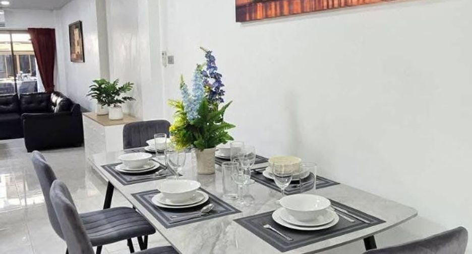 Casa adosada en alquiler de 4 habitaciones en Bang Lamung, Chonburi