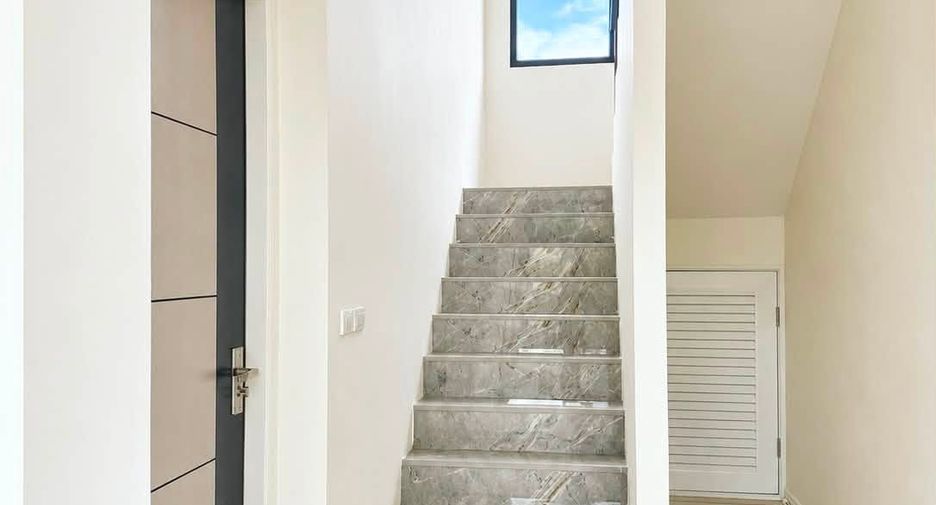 For sale 4 bedrooms house in Si Racha, Chonburi