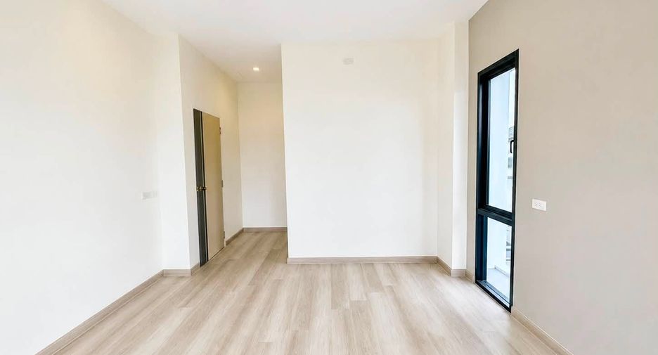For sale 4 bedrooms house in Si Racha, Chonburi