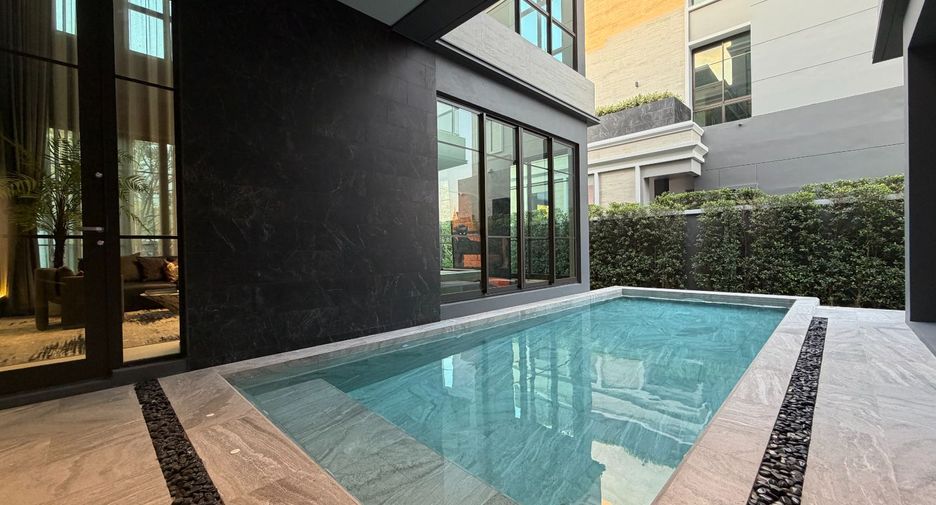 For sale 5 bedrooms house in Suan Luang, Bangkok