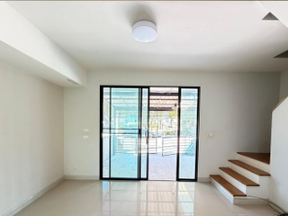 À vendre 3 chambres maison de ville à Lat Krabang, Bangkok