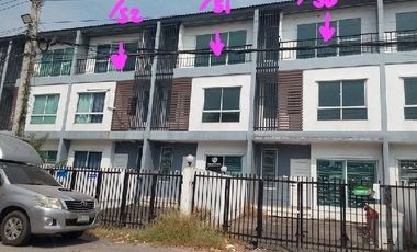 Casa adosada en venta de 3 habitaciones en Saphan Sung, Bangkok