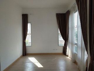 À vendre 4 chambres maison de ville à Lat Krabang, Bangkok