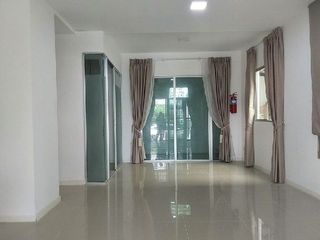 À vendre 4 chambres maison de ville à Lat Krabang, Bangkok