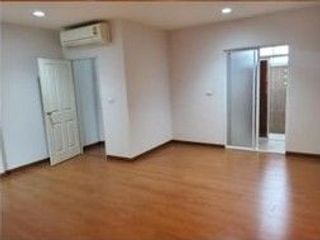 À vendre 3 chambres maison de ville à Wang Thonglang, Bangkok