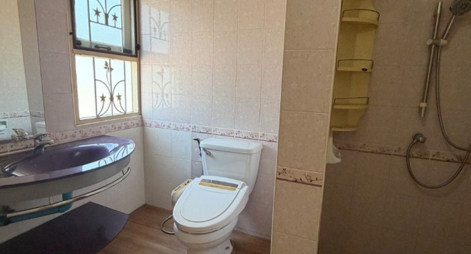 Casa en venta de 3 habitaciones en Si Racha, Chonburi