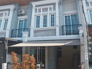 Продажа 3 спальни таунхаус в Чом Тхонг, Бангкок