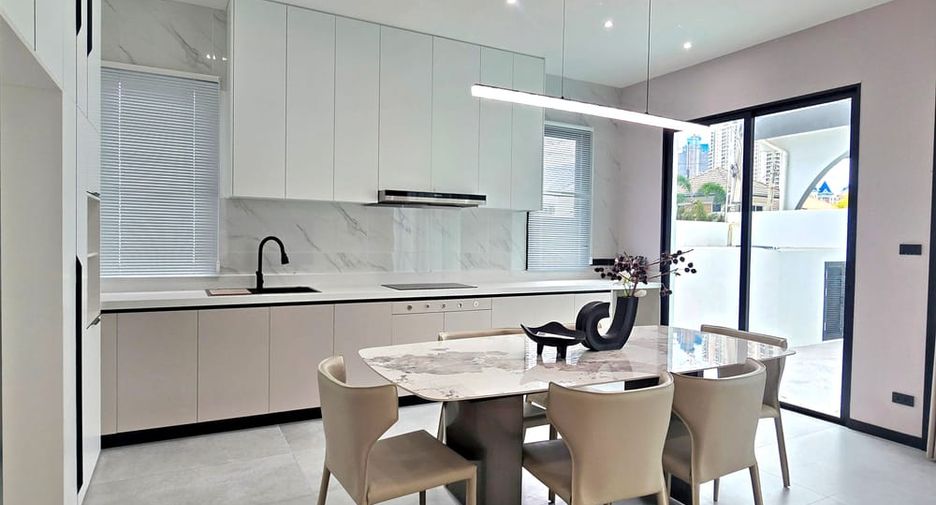 For sale 5 bedrooms villa in Jomtien, Pattaya