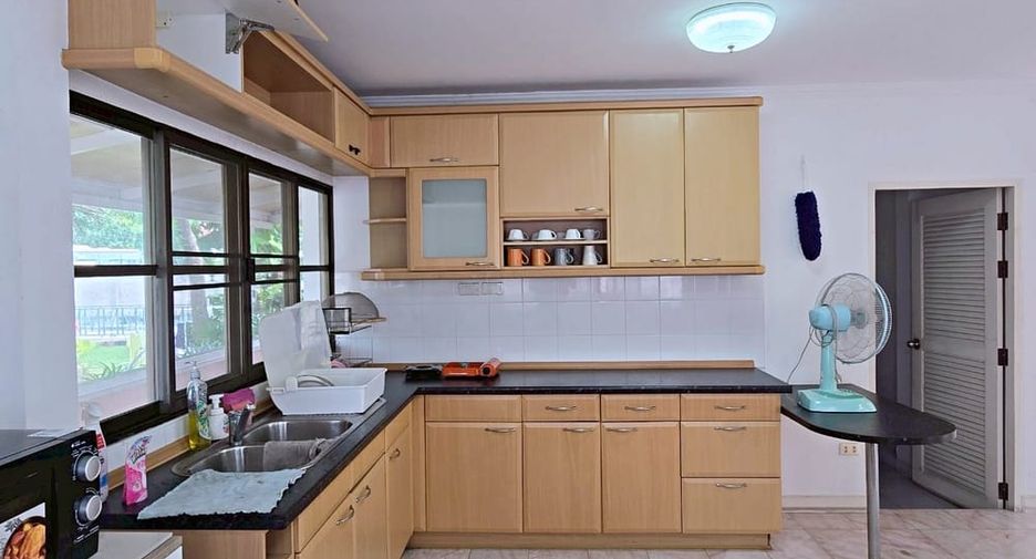 À louer 3 chambres maison à Bang Lamung, Chonburi