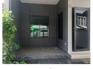 Casa adosada en venta de 3 habitaciones en Thung Khru, Bangkok