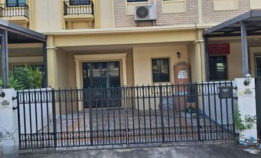 À vendre 4 chambres maison de ville à Saphan Sung, Bangkok
