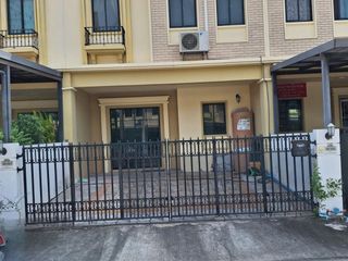 À vendre 4 chambres maison de ville à Saphan Sung, Bangkok