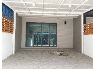 Продажа 3 спальни таунхаус в Лат Крабанг, Бангкок