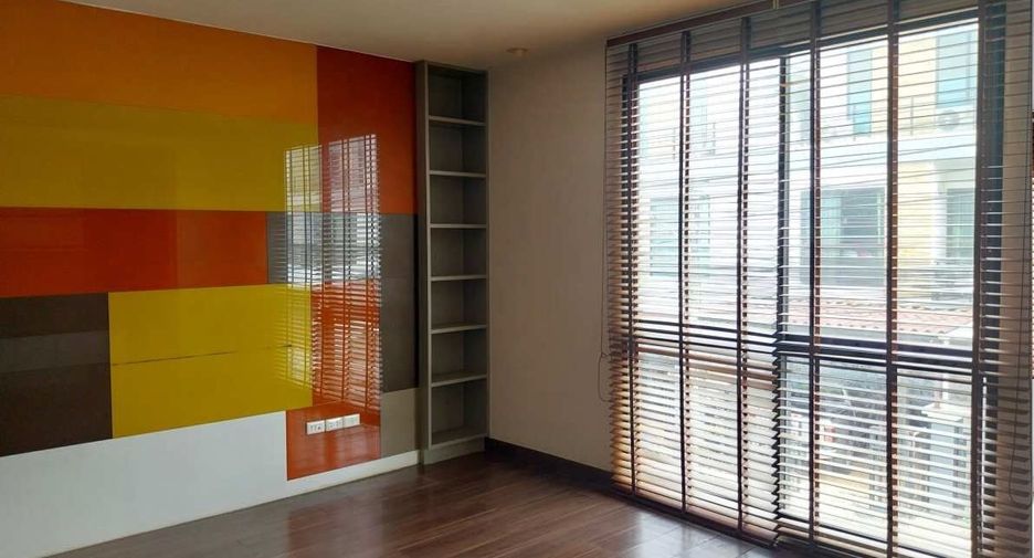 À vendre 3 chambres maison de ville à Wang Thonglang, Bangkok
