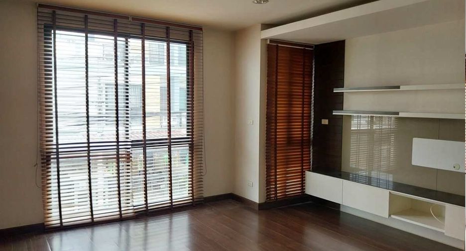 À vendre 3 chambres maison de ville à Wang Thonglang, Bangkok