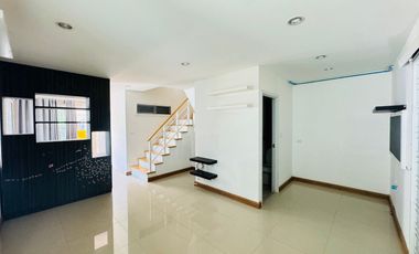 Reihenhaus zum Kauf mit 3 Zimmer in Khlong Sam Wa, Bangkok