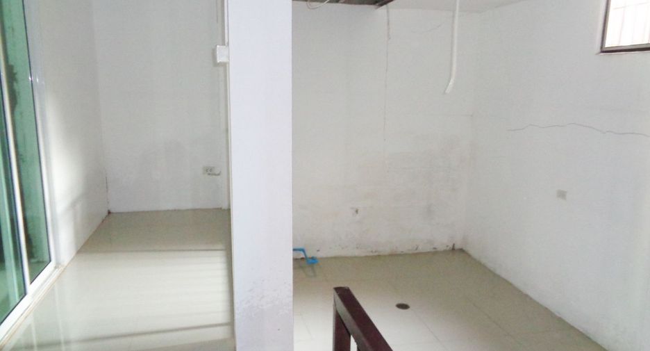 À vendre 3 chambres maison de ville à Wang Thonglang, Bangkok
