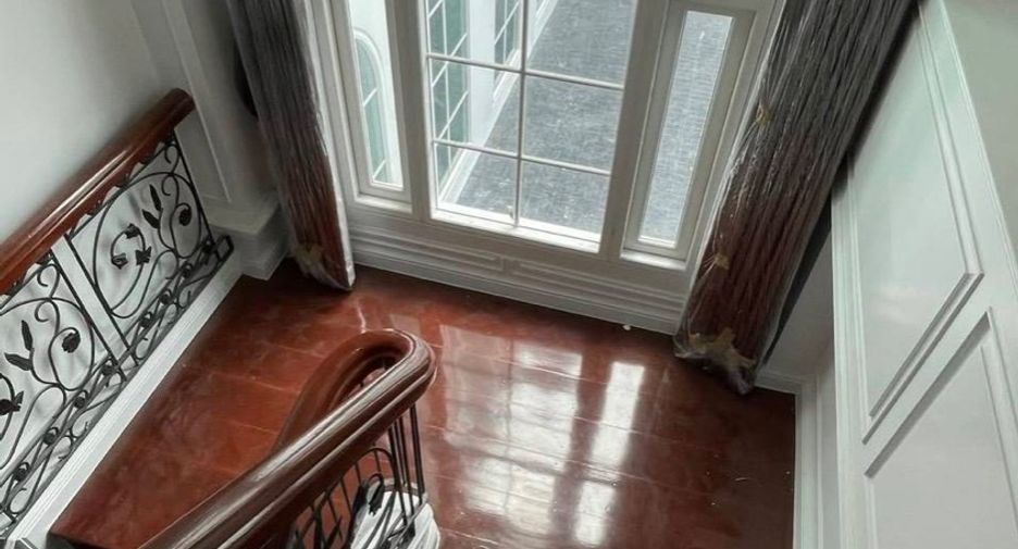 Haus zur Miete mit 5 Zimmer in Mueang Samut Prakan, Samut Prakan
