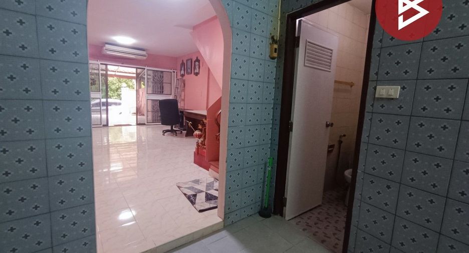 Casa adosada en alquiler y en venta de 4 habitaciones en Thung Khru, Bangkok