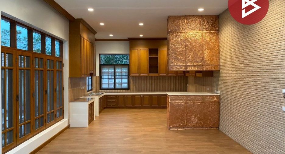 For sale 5 bedrooms house in Mueang Chon Buri, Chonburi