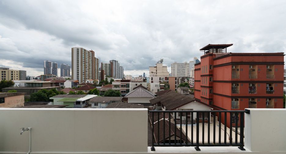 Reihenhaus zum Kauf mit 4 Zimmer in Huai Khwang, Bangkok