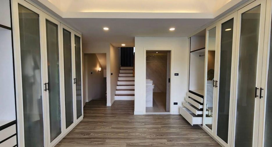 Reihenhaus zur Miete mit 3 Zimmer in Watthana, Bangkok