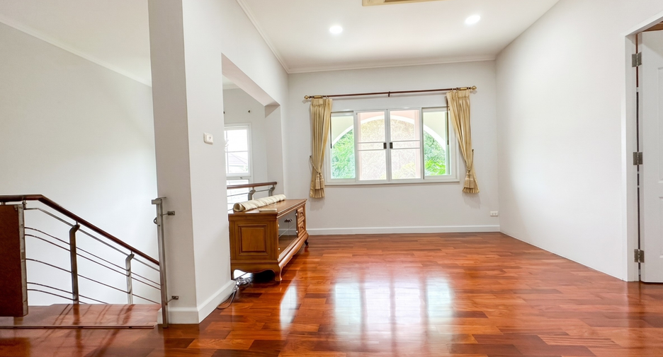 Casa en alquiler de 5 habitaciones en Bueng Kum, Bangkok