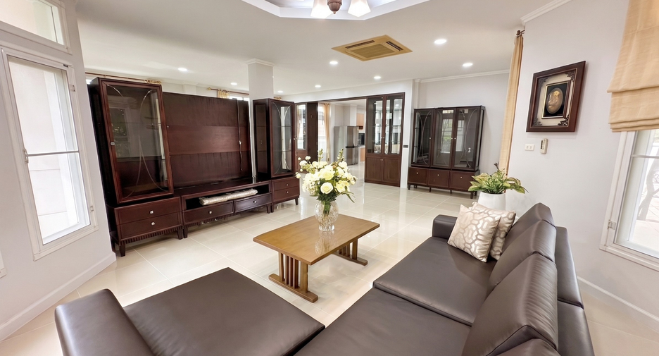 Casa en alquiler de 5 habitaciones en Bueng Kum, Bangkok