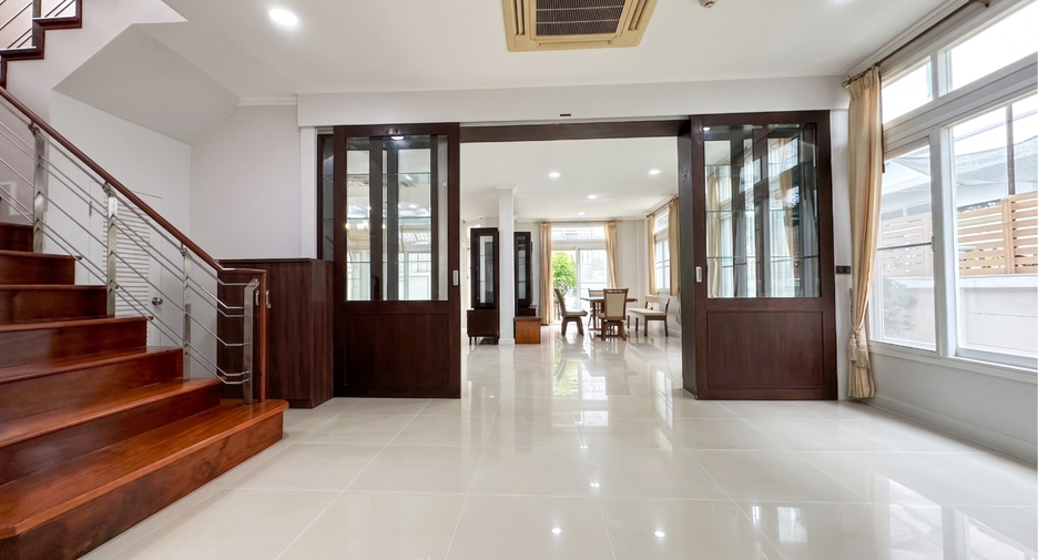 Casa en alquiler de 5 habitaciones en Bueng Kum, Bangkok