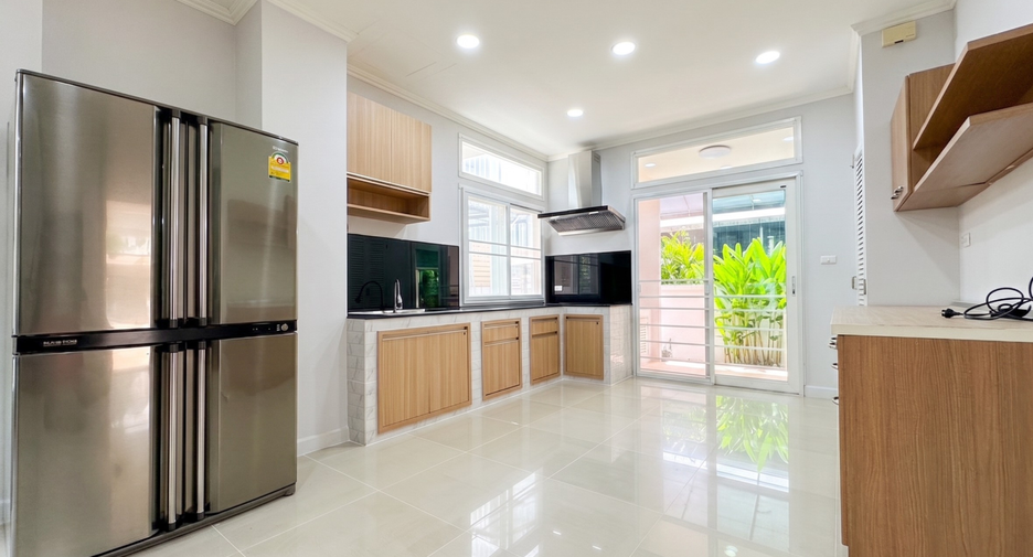 Casa en alquiler de 5 habitaciones en Bueng Kum, Bangkok