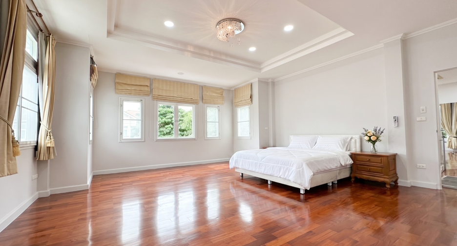 Casa en alquiler de 5 habitaciones en Bueng Kum, Bangkok