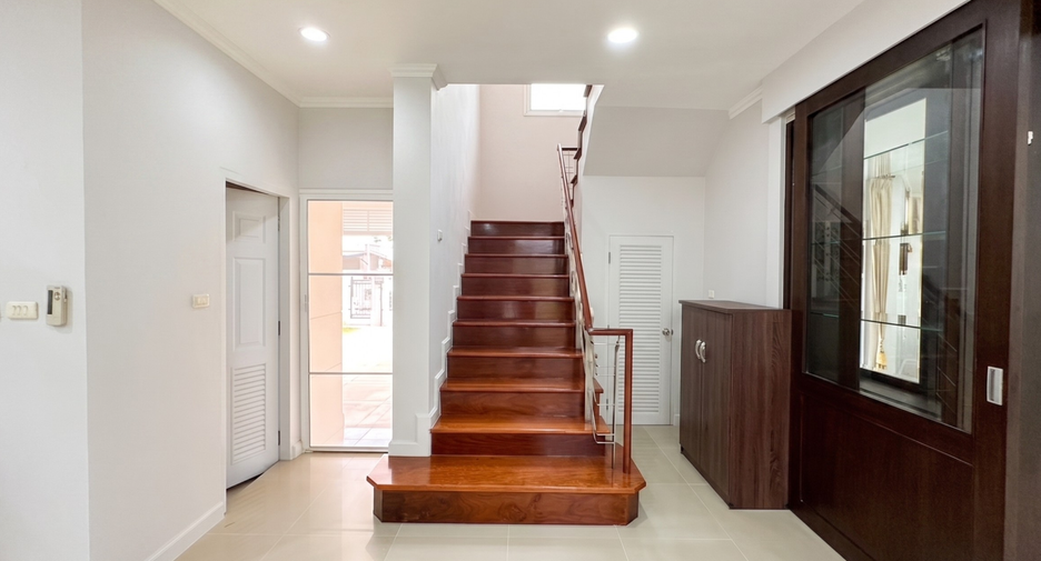 Casa en alquiler de 5 habitaciones en Bueng Kum, Bangkok