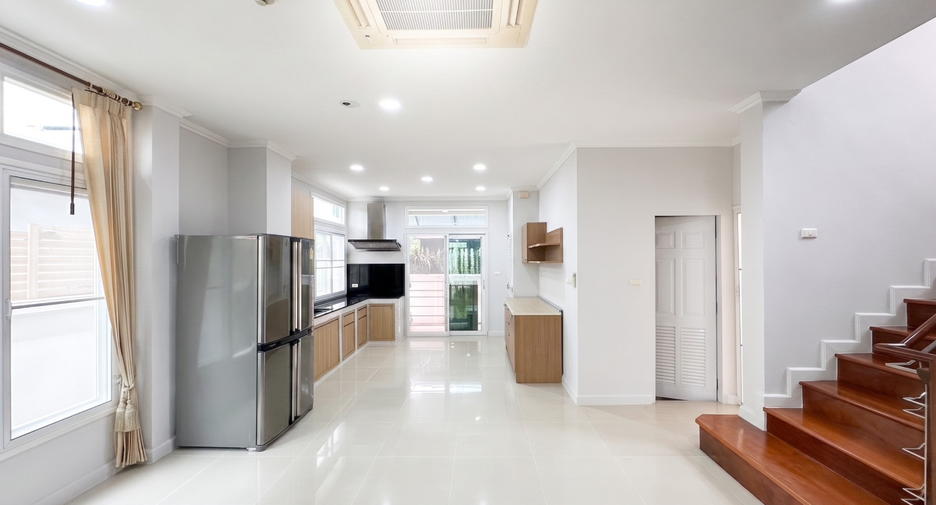 Casa en alquiler de 5 habitaciones en Bueng Kum, Bangkok
