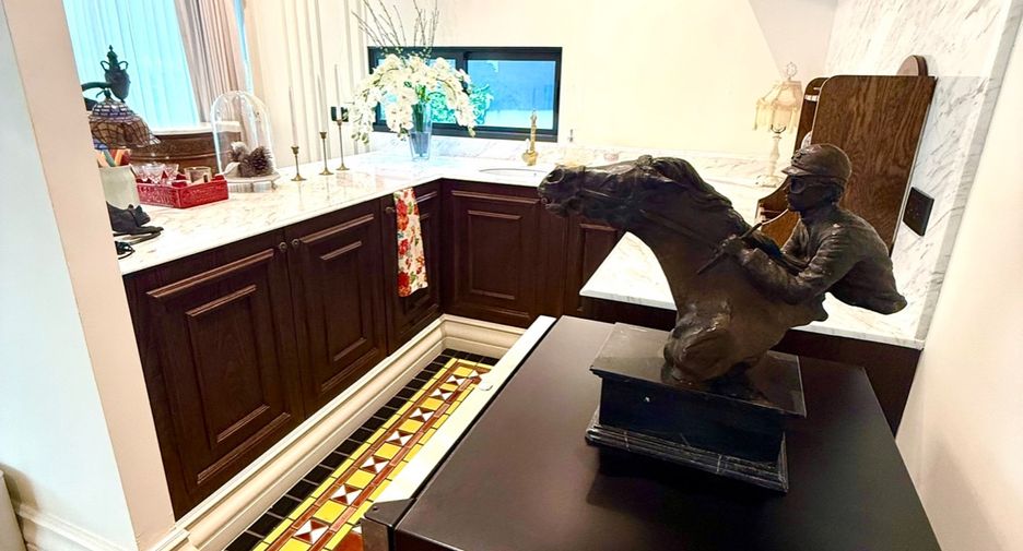 Аренда 4 спальни дом в Банг Капи, Бангкок