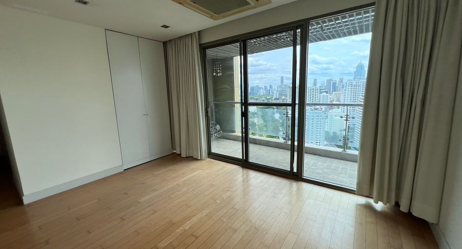 For sale 3 bedrooms condo in Khlong Toei, Bangkok